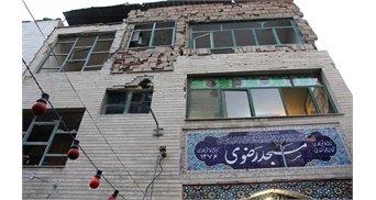 دشمن بداند، پرچم مسجد رضوی بالاست